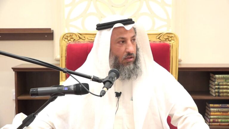 هل يجوز للمرأة قراءة القرآن بلباس البيت؟ – مقالة من الشيخ د. عثمان الخميس تثير الفضول