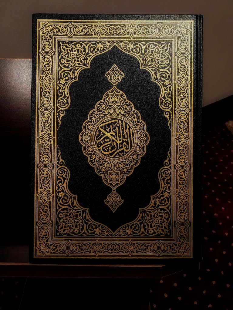 Golden Pattern of a Holy Quran Photo- مصحف المدينة pdf